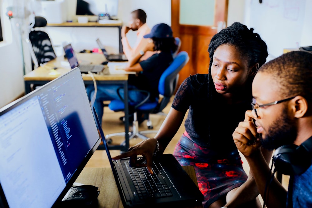 Collaborateurs en atelier de travail